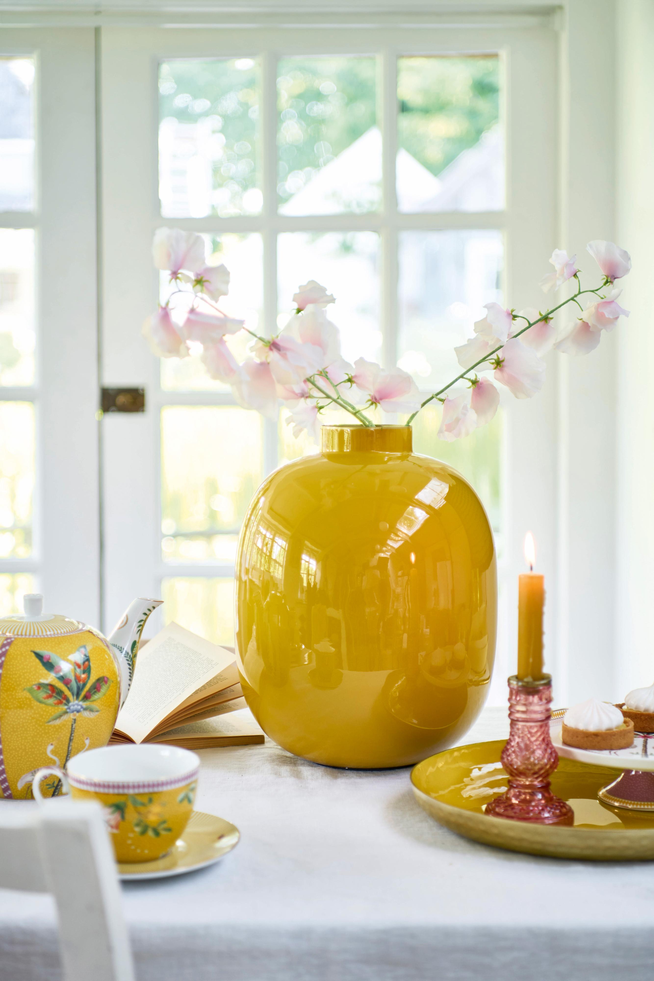 Pip Studio Home Deco Vases Yellow Pip Studio kovová váza velká, žlutá na prostřeném stolu s bílým ubrusem v kombinaci se žlutým porcelánem Pip Studio La Majorelle